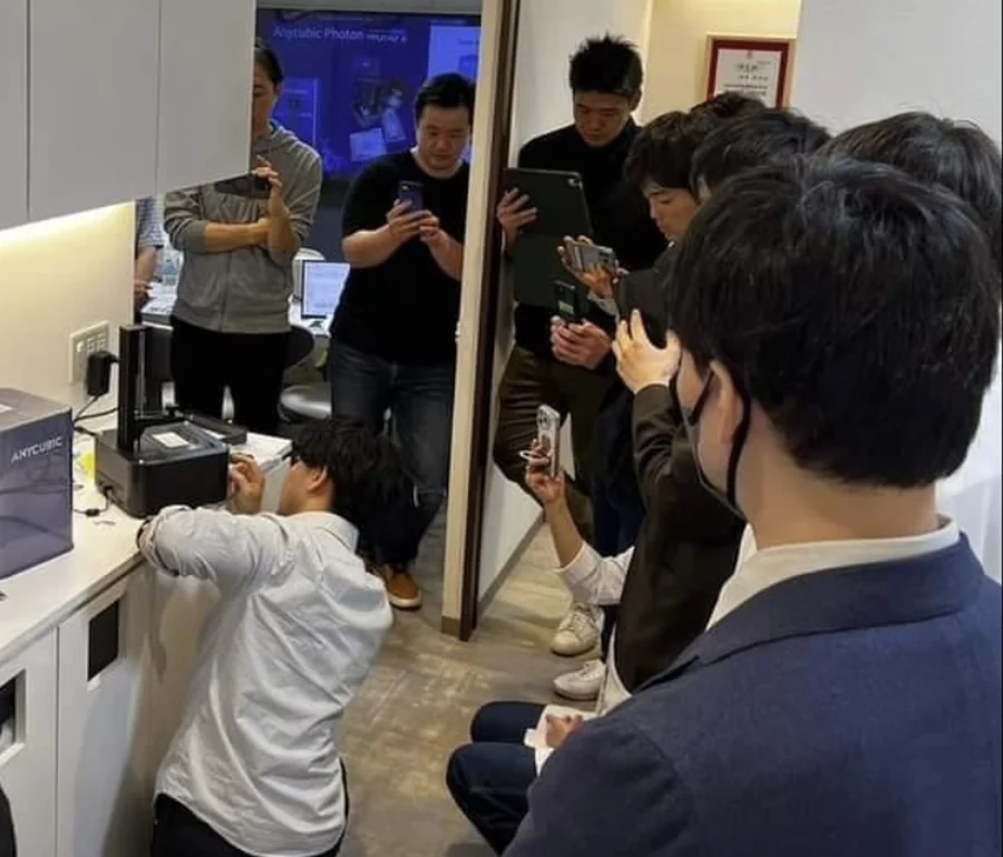 セミナー当日の様子。3Dプリンターの実機を全員で囲み、セットアップと出力の手順を間近で見ているところ